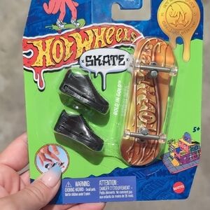 Mattel Hot Wheels Skateboard Gold